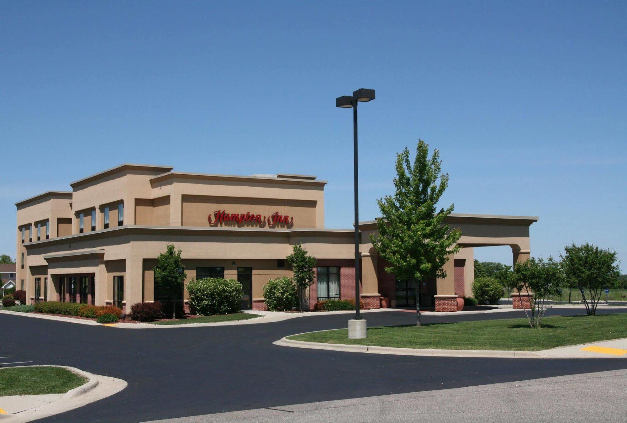 Hampton Inn Elkhorn Lake Geneva Area Exterior photo