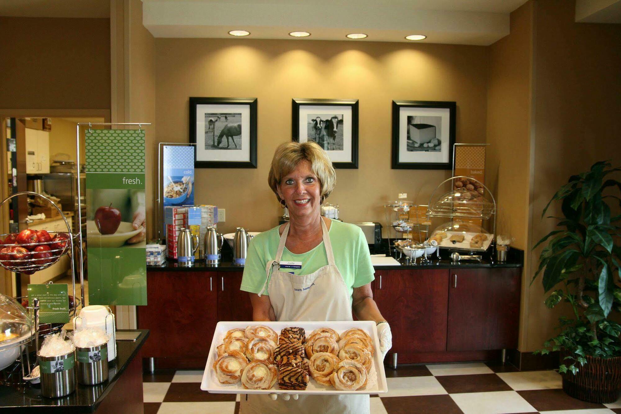 Hampton Inn Elkhorn Lake Geneva Area Restaurant photo